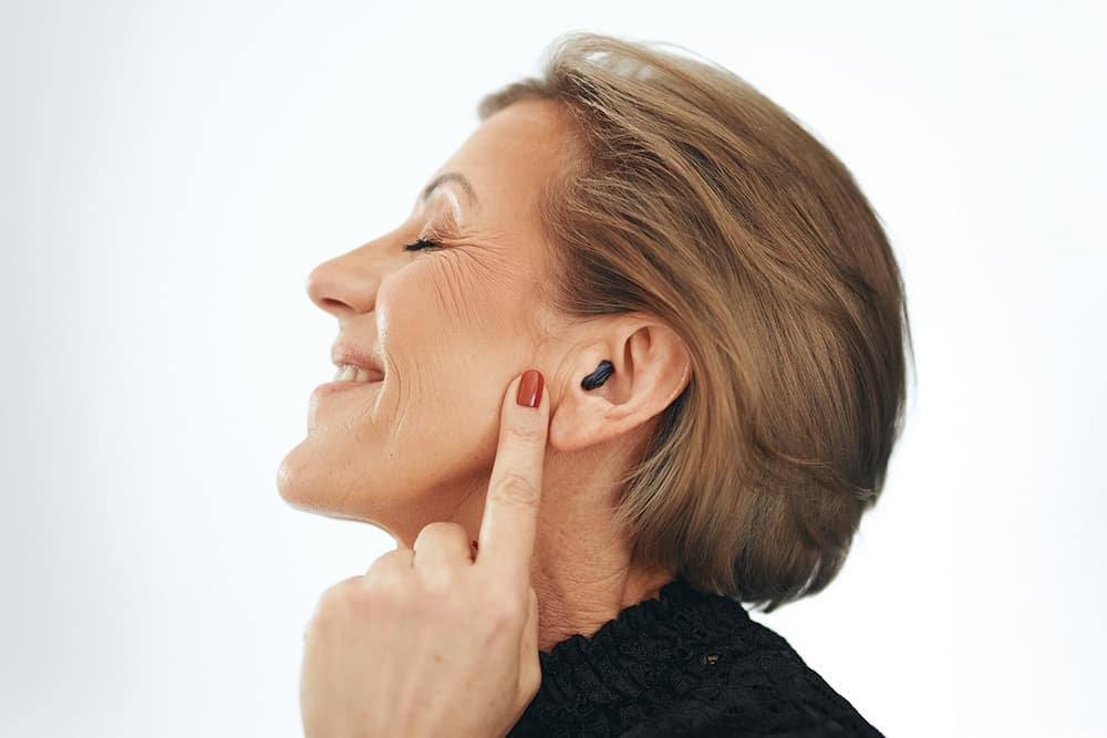 Frauen mit sonnenbrillen lachen zusammen